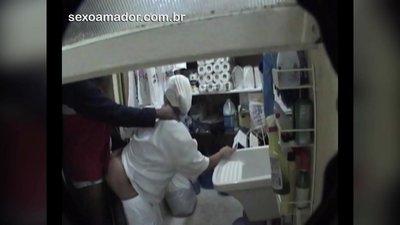 Motoboy fa sesso con la donna delle pulizie nel ristorante tra le consegne