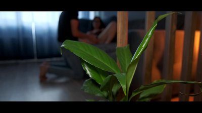 Coppia di adolescenti innamorati fanno sesso caldo, molta sborra sul culo di lei.