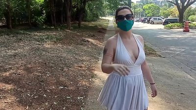 Nudità pubblica: una ragazza russa cerca di spogliarsi per le strade di Rio de Janeiro. È stata quasi arrestata.