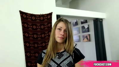 Adoro scopare ragazze come lei, quelle che all'inizio giocano a fare le indipendenti e modeste e poi si rivelano le più grandi troie di tutte