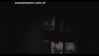 Blondie viene segretamente filmato da un voyeur del quartiere nascosto dietro mattoni cavi