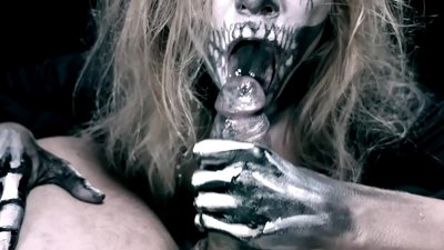 Ragazza demone che succhia il cazzo con la sua bocca nera e ingoia lo sperma
