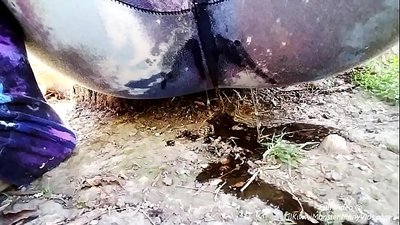 Pisciare in strada! Venite a vedere LilKiwwiMonster che si bagna le mutandine e piscia nella terra!