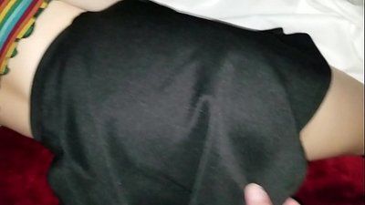 Sorella vergine vergine addormentata si fa il culo stretto con le dita