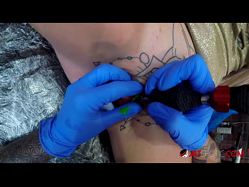 ❤️ Estremamente tatuato hottie Sully Savage ottenuto un tatuaggio sul suo clitoride ❤❌ Porno duro al it.com-porn-mz.ru ❌